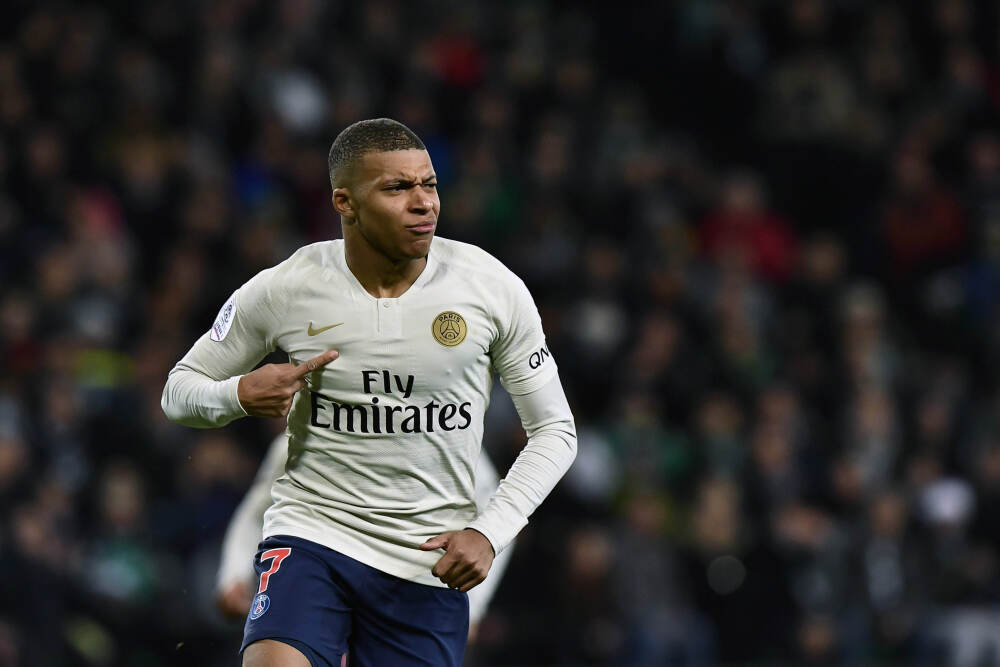 有点小Gay~东契奇&里夫斯勾小手指 庆祝提前下场！